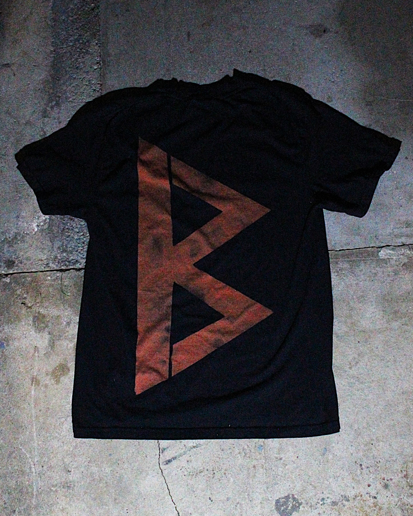 THE "ᛒ" TEE