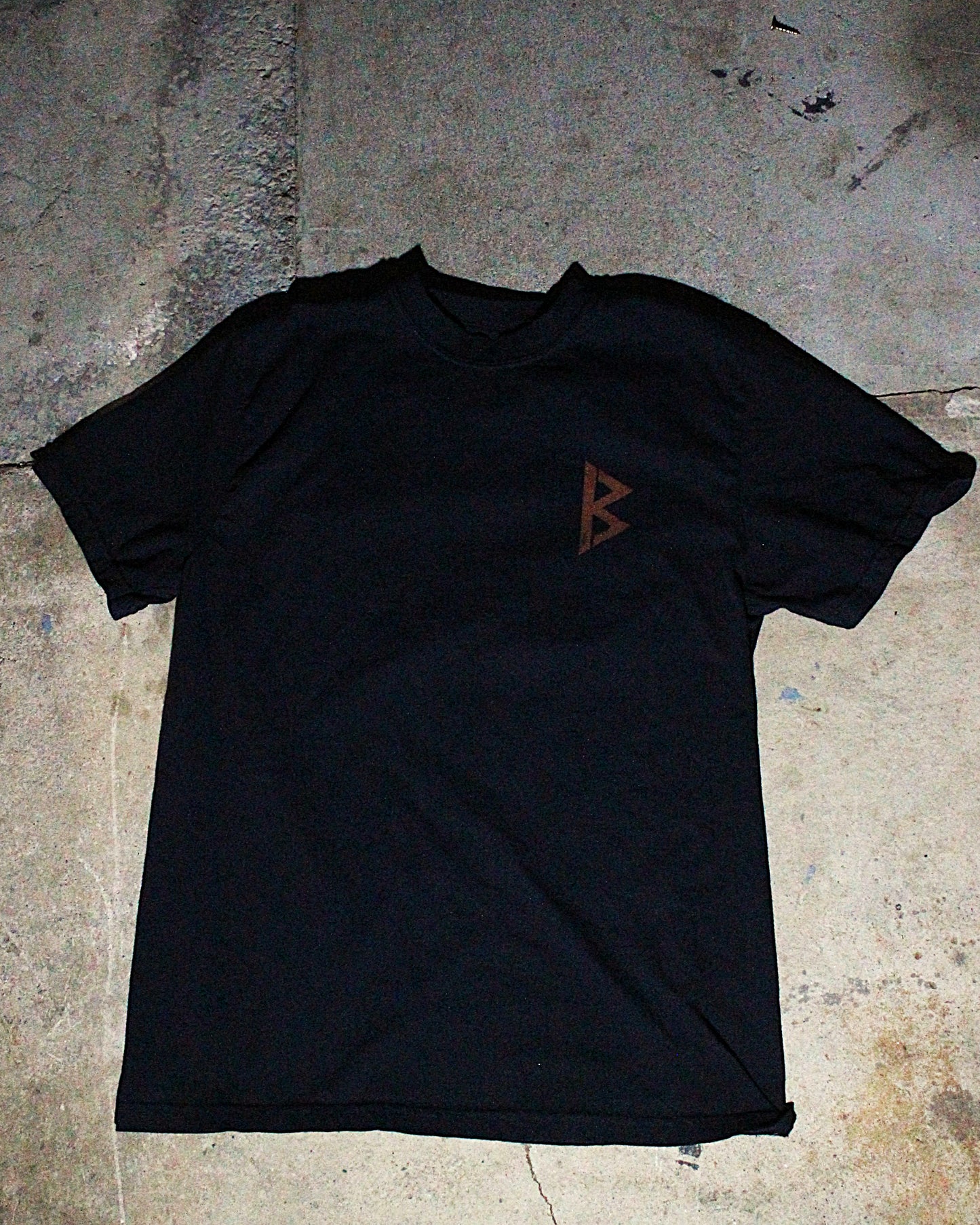 THE "ᛒ" TEE